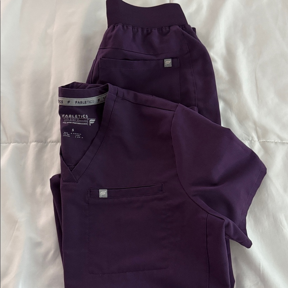 Fabletics Purple set 
Jogger Scrubs XS-S
Feel good performance top Small
